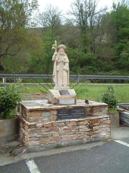 Handy milestone sculpture