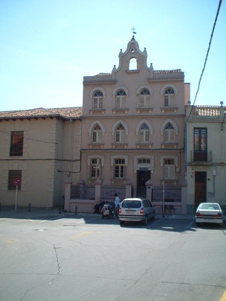 The pink facade of Albergue Camino y Via
