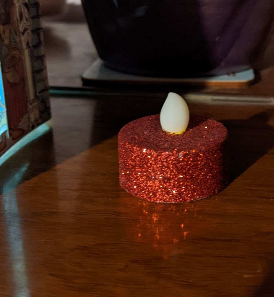 A red glittery battery operated tea light 